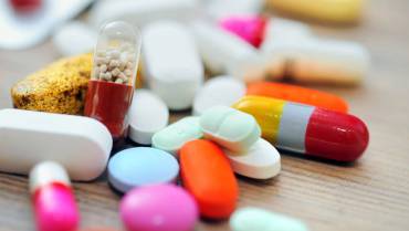 How to help the elderly manage medications
